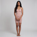 Modelo vistiendo body moldeador zafiropulse color nude con diseño de sujeción cómoda y tejido suave sin costuras