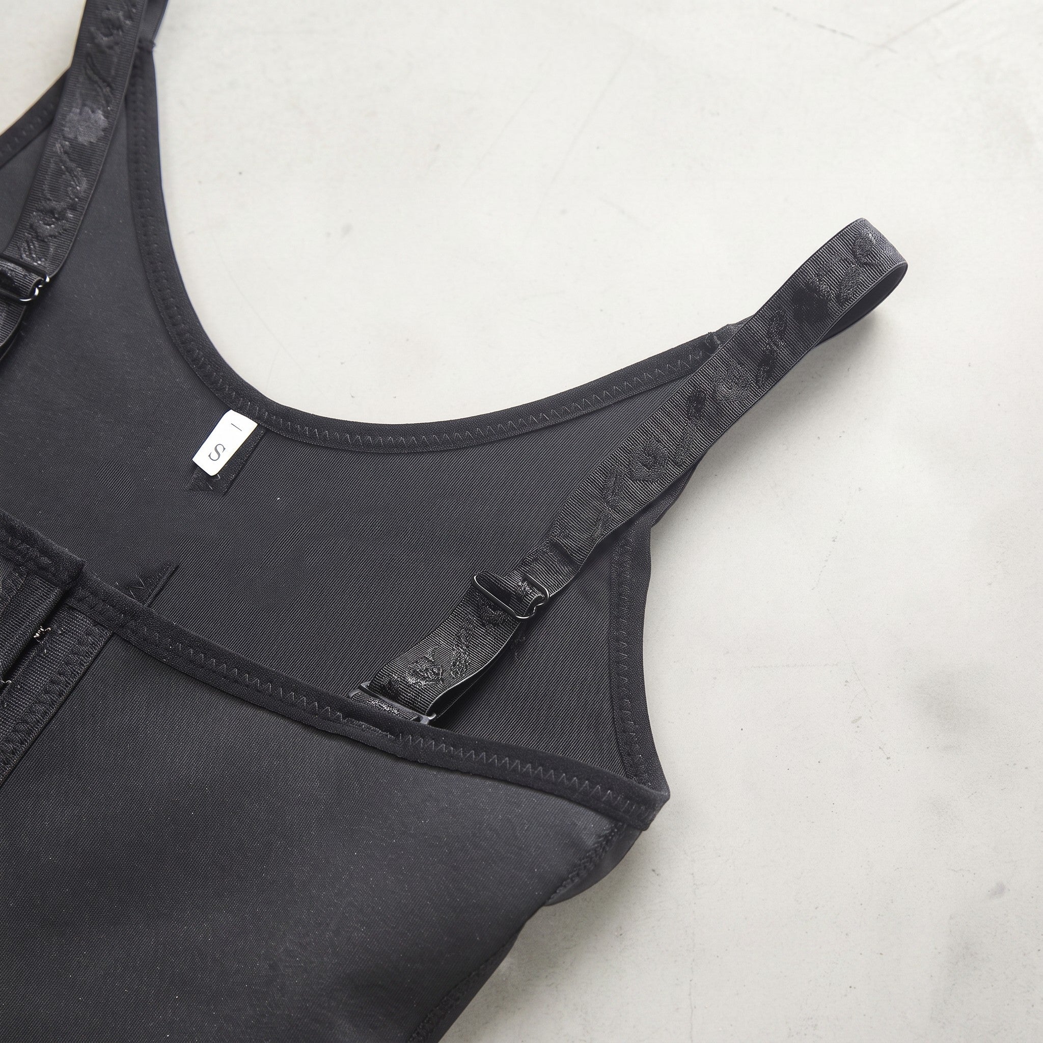 Bodysuit moldeador negro zafiropulse con tirantes ajustables y estructura de corsé para definir la silueta.