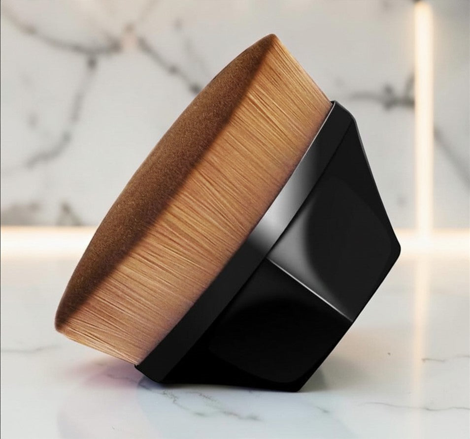 Brocha de maquillaje angular zafiropulse Facet Brush con fibras densas y mango ergonómico negro sobre fondo de mármol