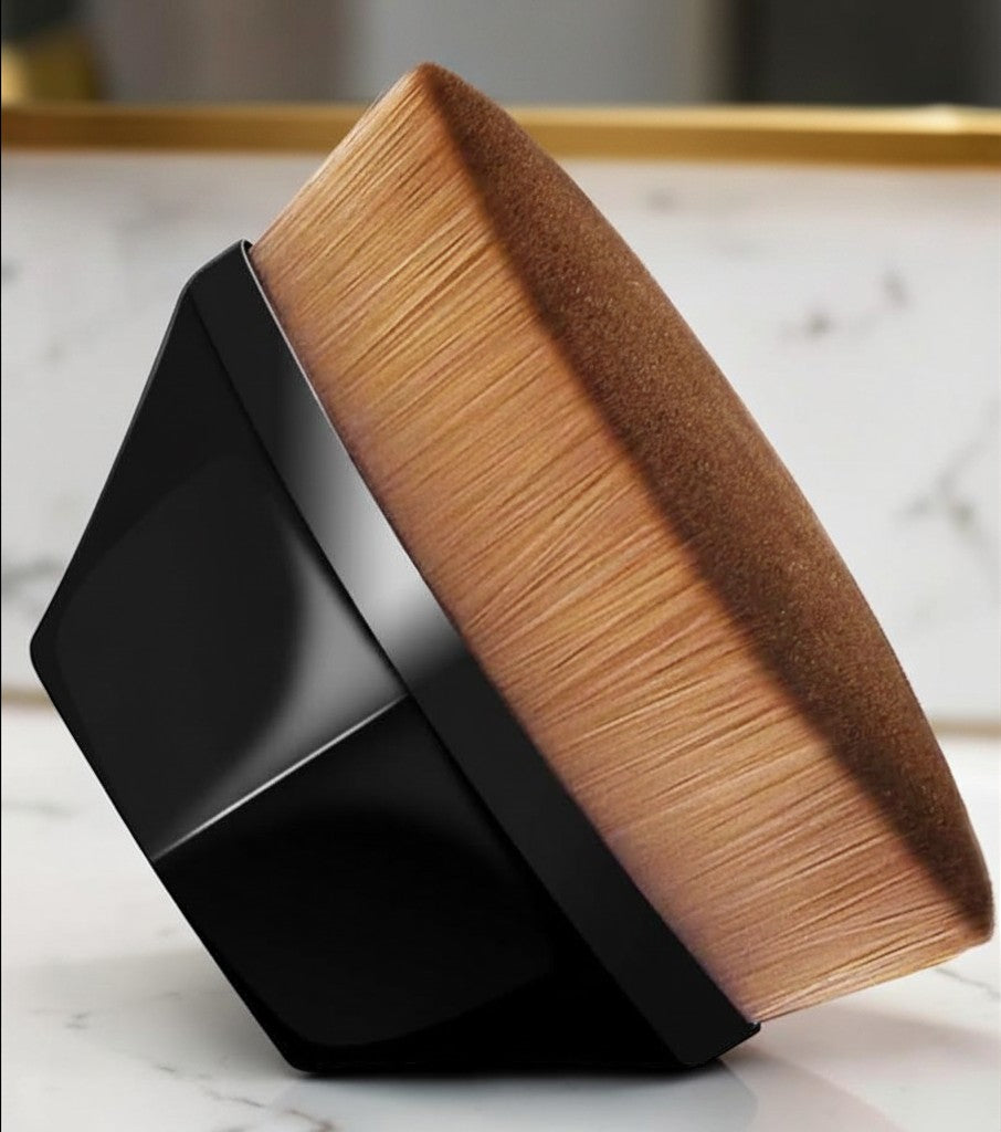 Brocha de maquillaje zafiropulse Facet Brush con diseño angular ergonómico y fibras densas para un acabado profesional