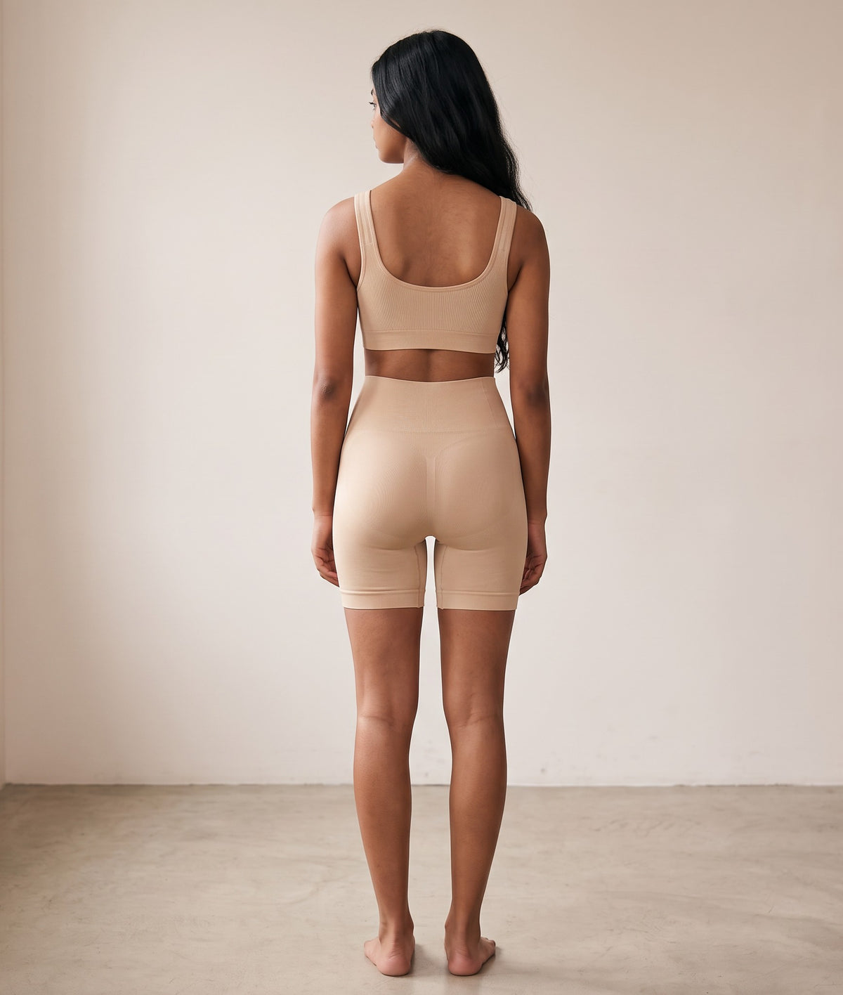 Modelo de espaldas vistiendo conjunto zafiropulse de top y short tipo boxer color beige efecto segunda piel invisible