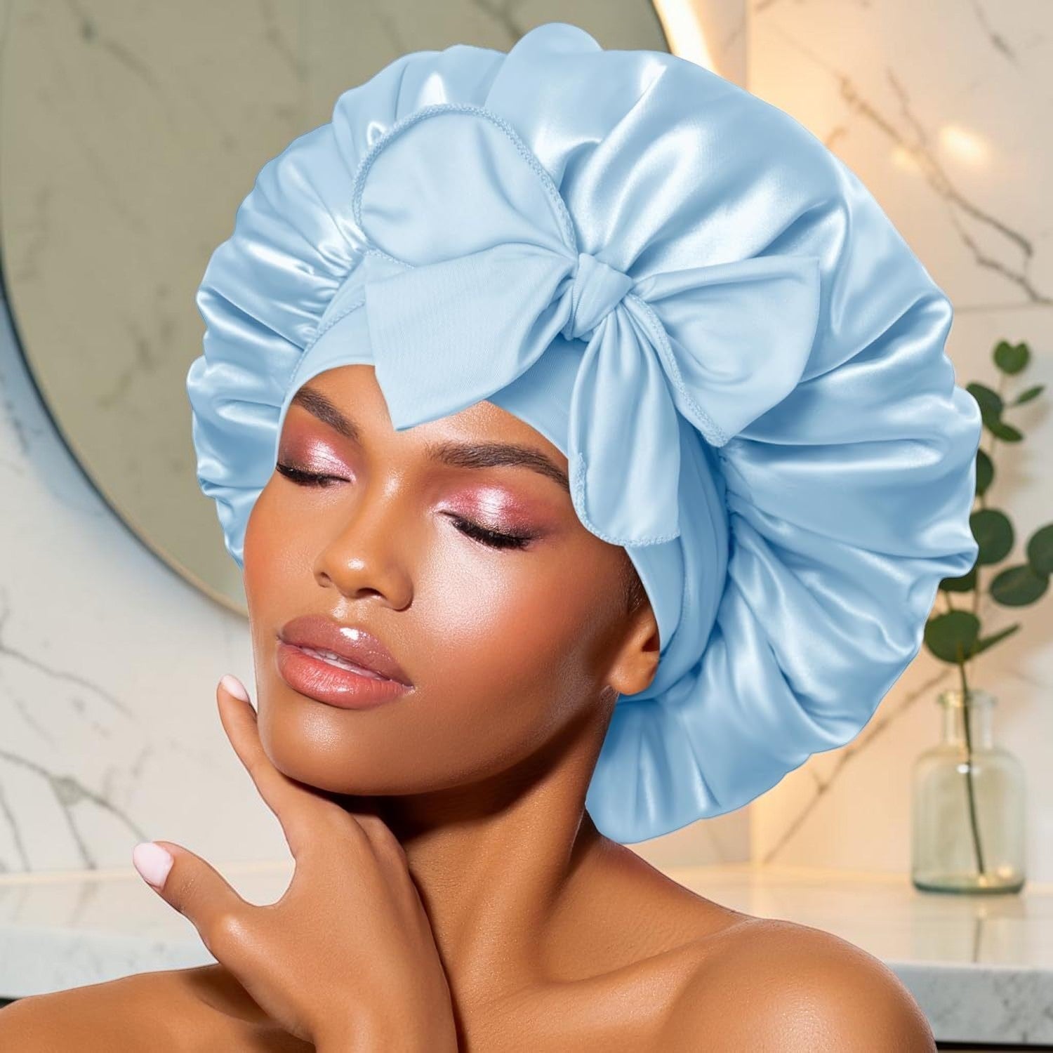 Modelo con gorro de satén azul celeste PERENNE Silk Slumber de zafiropulse con lazo decorativo para proteger el cabello