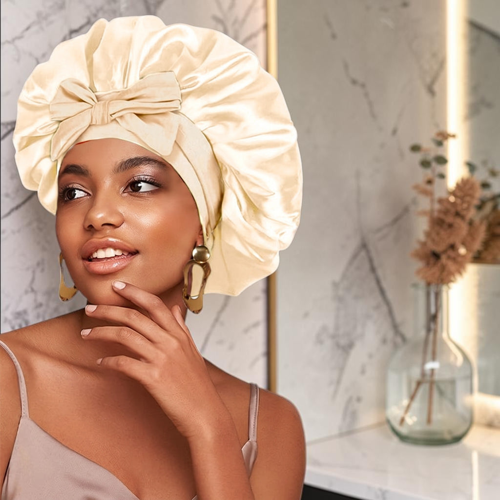 Modelo luciendo el gorro de satén PERENNE Silk Slumber de zafiropulse en color champán con detalle de lazo elegante