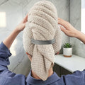 Turbante de secado de pelo zafiropulse PERENNE en color beige con textura de waffle y banda elástica de ajuste