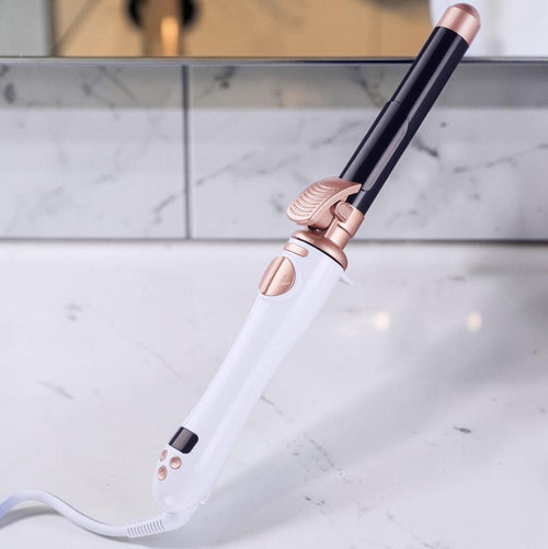 Rizador automático zafiropulse PERENNE Air-Wave Pro en color blanco y oro rosa sobre encimera de mármol